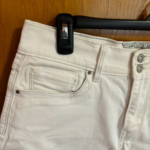 Levi's White Jean Shorts with White Tab and Two Buttons - Picture 3 of 14